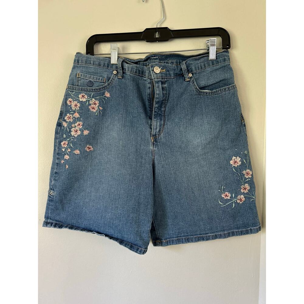 Gloria Vanderbilt Amanda  Slimming Effect Floral Embroidered Mid Rise Short 12